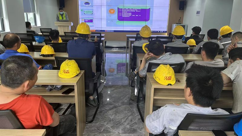 叉车安全操作规范书籍：保障叉车作业安全的必备指南